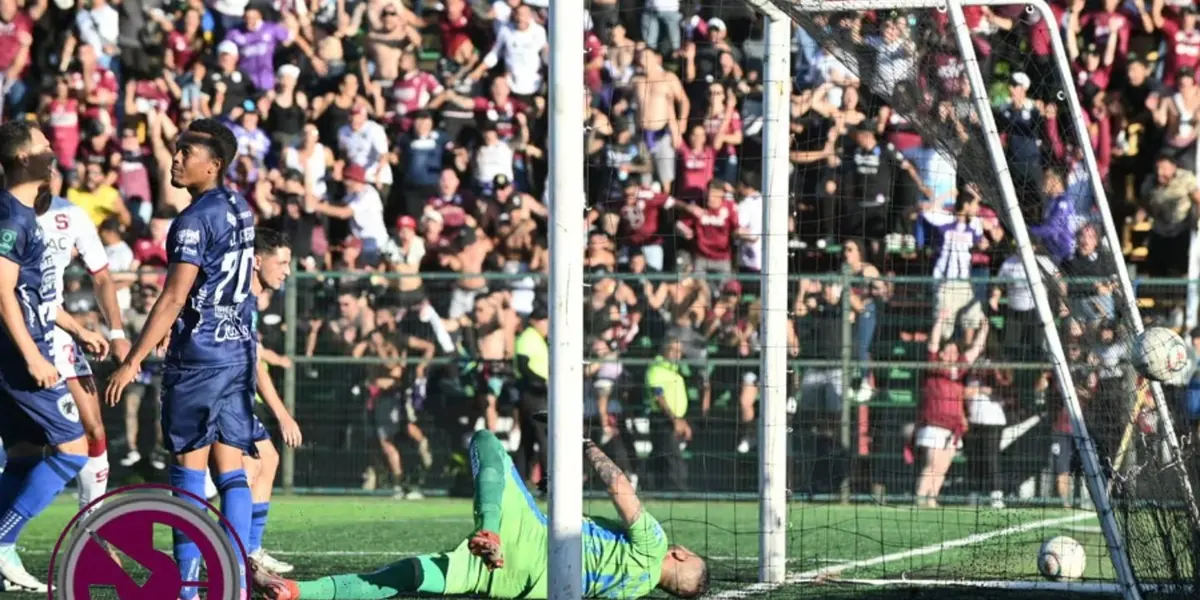 Jugadores de Grecia lamentando el gol de Saprissa con el reloj de la saprihora, Foto: La Teja.
