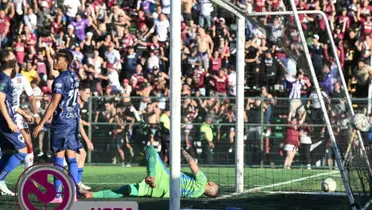 Jugadores de Grecia lamentando el gol de Saprissa con el reloj de la saprihora, Foto: La Teja.