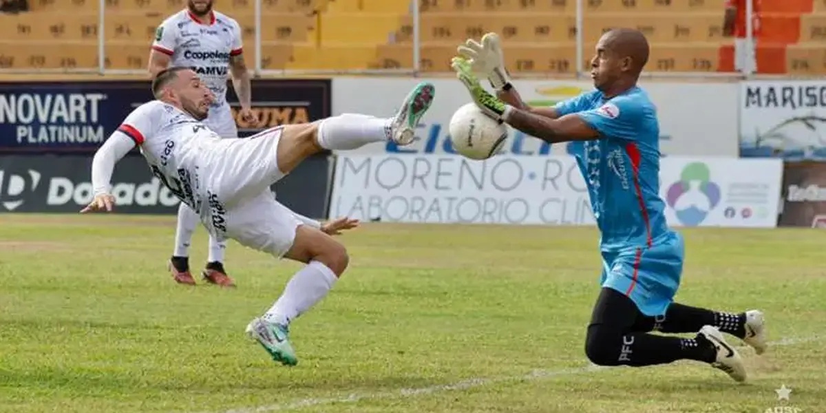 Jugadores de San Carlos y Puntarenas en pleno partido. Foto: Toros del norte.