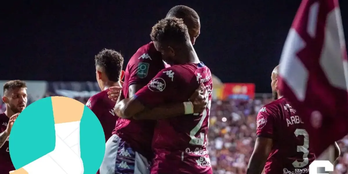 Jugadores de Saprissa dándose un abrazo. Foto: SAP:
