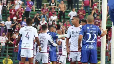 Jujgadores del Deportivo Saprissa en un partido ante el Municipal Grecia. Foto: Teletica.com