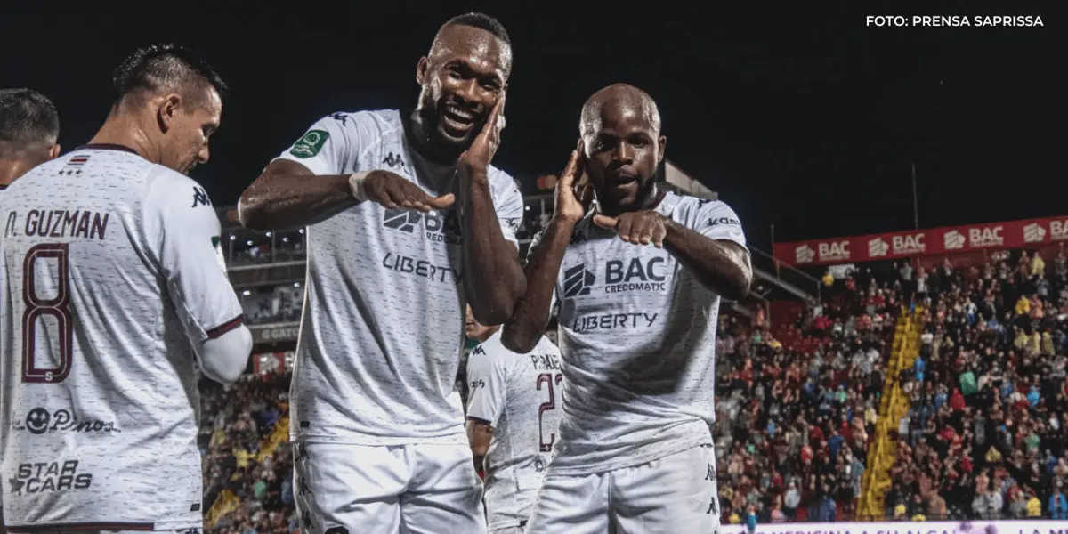 Kendall Waston celebrando con su compañero Javon Eats. Foto: Prensa Saprissa