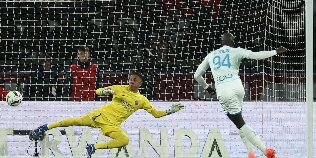 Keylor Navas en medio penal con el PSG. Foto: PSG.