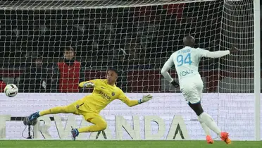 Keylor Navas en medio penal con el PSG. Foto: PSG.