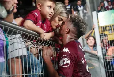 La mujer del jugador aseguró que no se queda en el país por ella