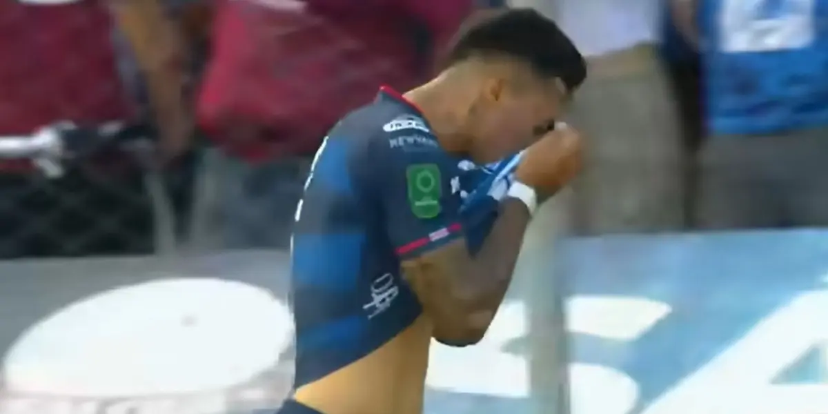 La zaga morada no pudo defender de buena forma el gol de los brumosos y se vieron muy mal en la acción del gol