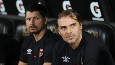 Las salidas obedecerían a que Alexandre Guimares llegaría con todo su equipo de trabajo