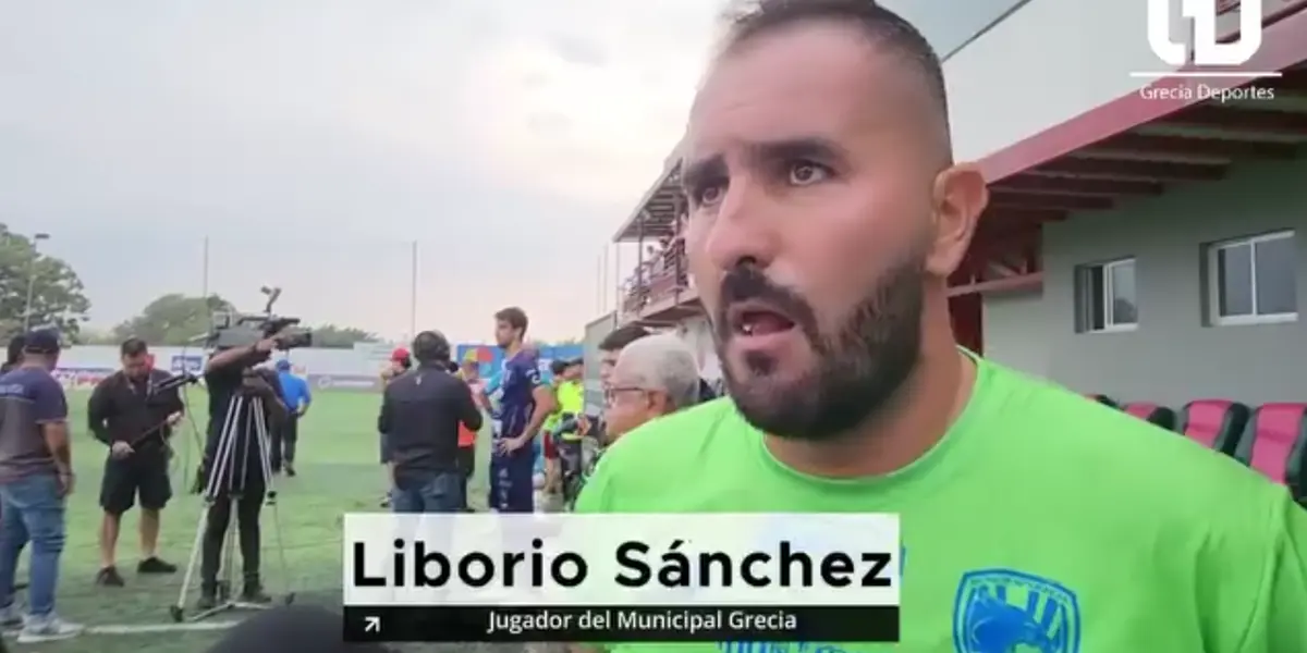Liborio Sánchez, portero de Grecia, brindando una entrevista. Foto: Teletica Deportes.