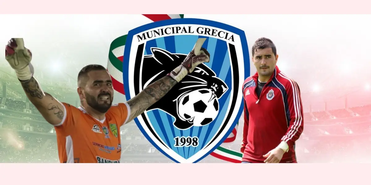 Liborio Sánchez vestido con la camiseta de Chivas y al fondo el escudo del Municipal Grecia. Foto: Prensa Grecia.
