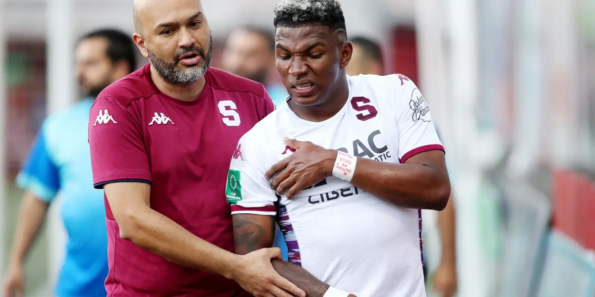 Luis Díaz tuvo que salir de cambio debido los golpes en piernas y espalda