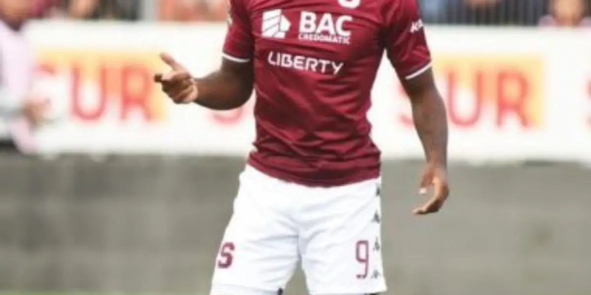 Luis Fernando Fallas, exentrenador de Javon East en Santos, desvela el crecimiento del delantero en el Deportivo Saprissa.