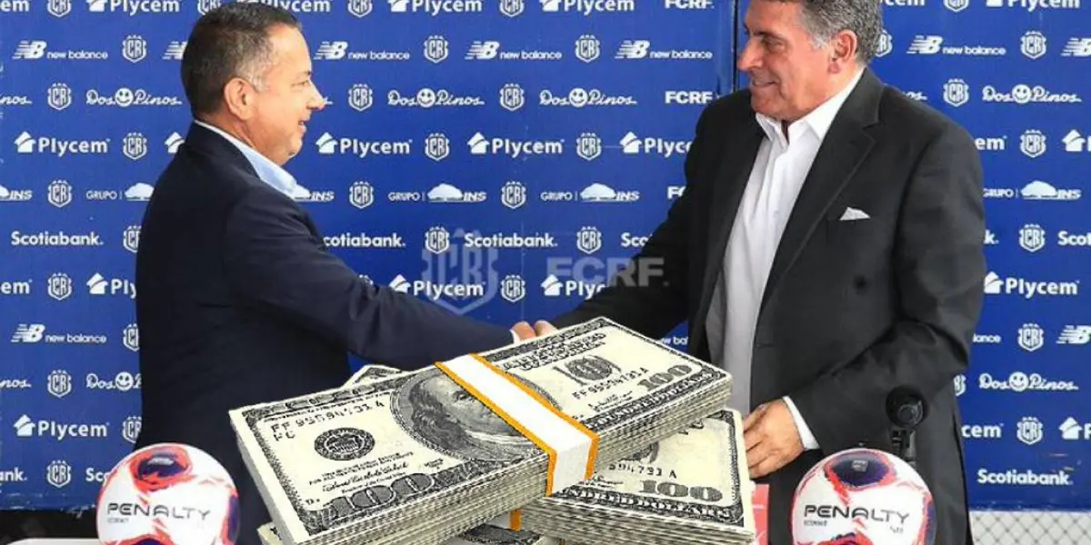 Luis Fernando Suárez siendo recibido en la Federación por Rodolfo Villalobos. Foto: Diez.