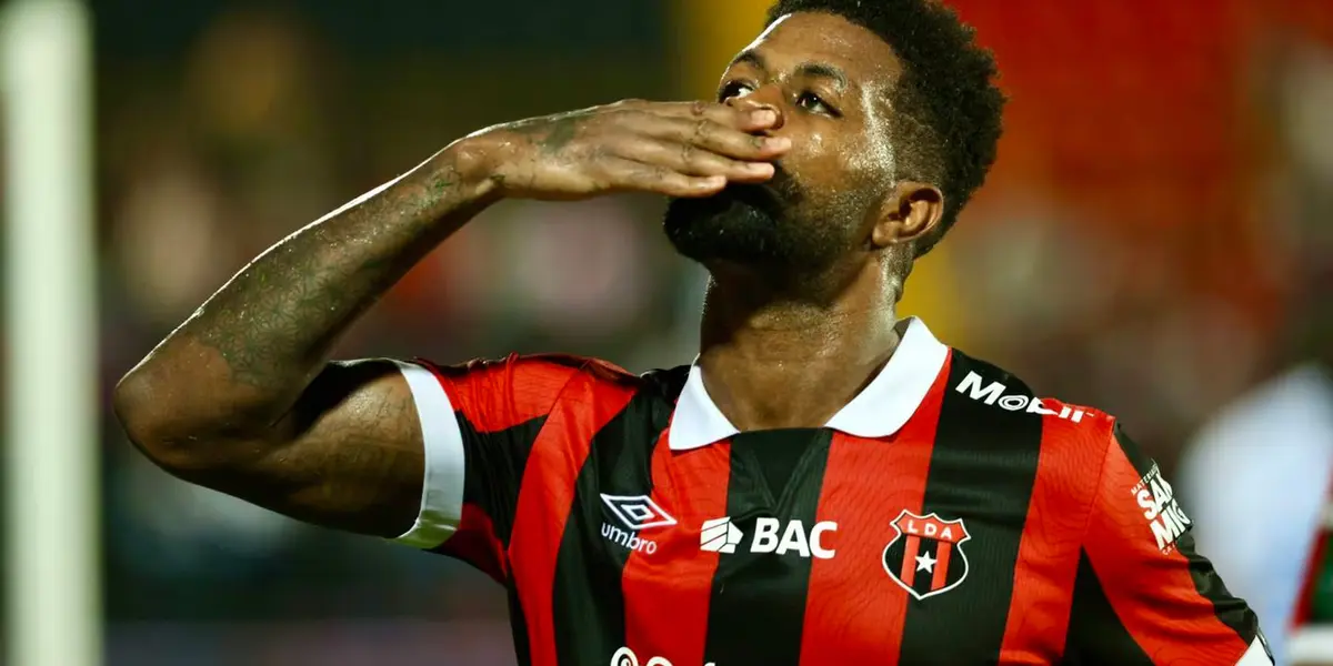 Manjrekar James celebrando su primer gol con Alajuelense. Foto: La Teja