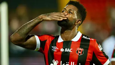 Manjrekar James celebrando su primer gol con Alajuelense. Foto: La Teja