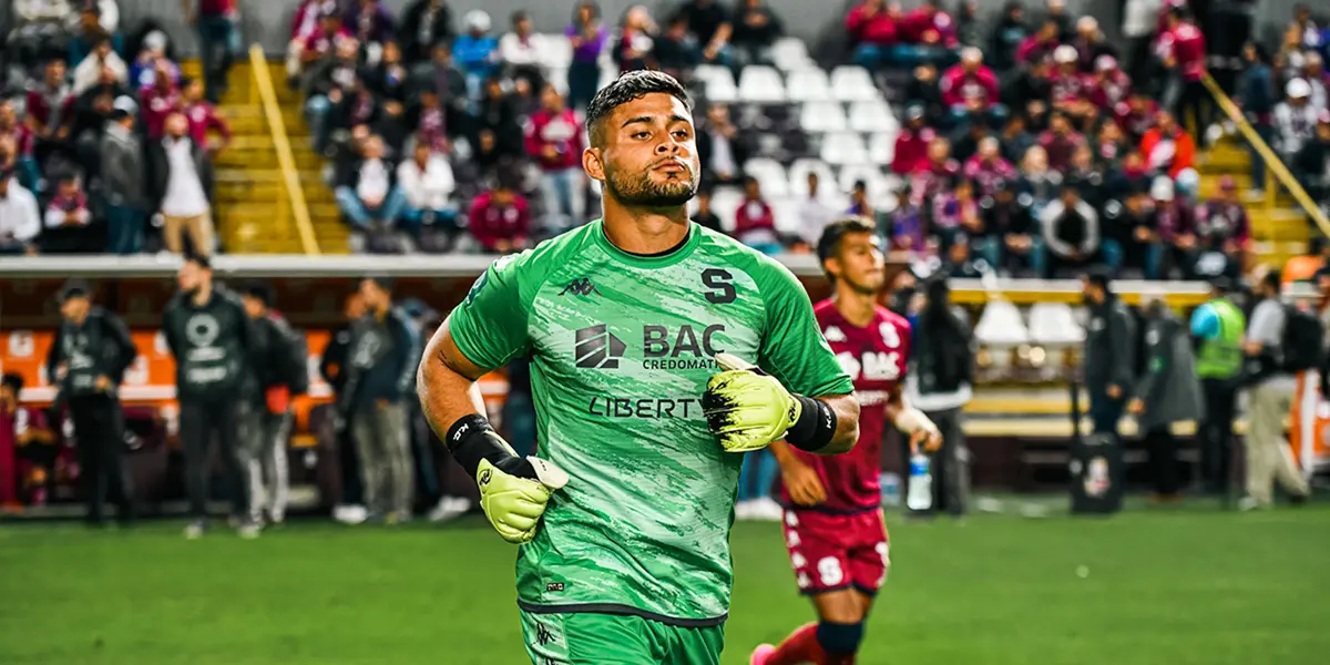 Marco Antonio Rojas le tiró con todo al portero morado