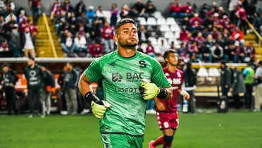 Marco Antonio Rojas le tiró con todo al portero morado