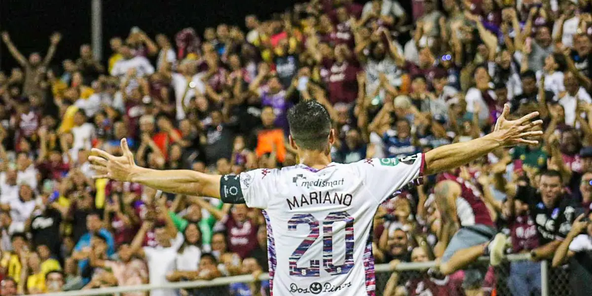 Mariano Torres con la afición de Saprissa de fondo. Foto: La Nación.