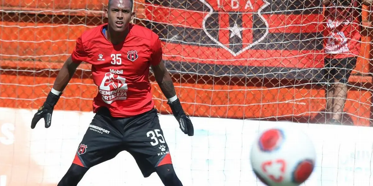 Miguel Ajú tuvo una buena actuación ante su ex club y hasta le tapó un penal al ídolo Joel Campbell