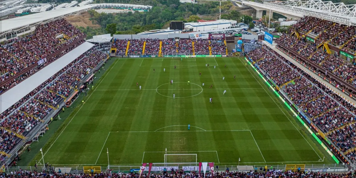 Morados cubrieron el estadio Ricardo Saprissa