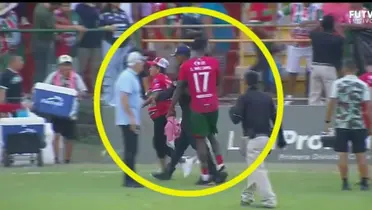 Mujer siendo arrestada por la policía. Foto: FUTV