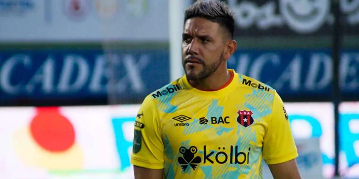 Portero de Alajuelense salió muy molesto del encuentro