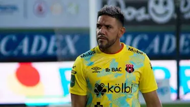 Portero de Alajuelense salió muy molesto del encuentro