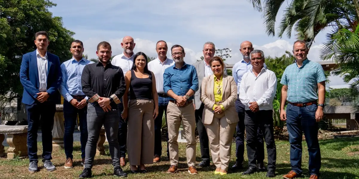 Presidentes de los clubes de la Primera División, posando con Gustavo Alfaro y Osael Maroto. Foto: Fedefútbol.