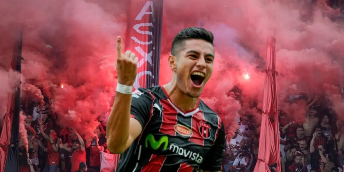 Ronald Matarrita con la camiseta de Alajuelense y la afición del club atrás. Foto: La Nación.