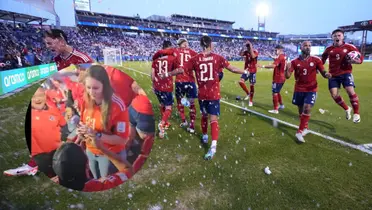 Seguidor costarricense se arrodilló en el Toyota Stadium de Frisco, Texas