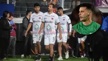 Silbatero Pablo Camacho con los jugadores de Alajuelense. Foto: Fútbol Centroamérica.