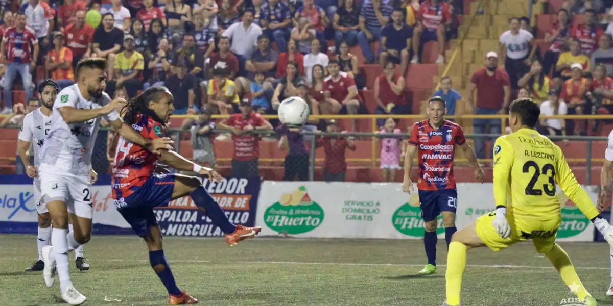 Toros del Norte vencen al Team 2-0 y lo bajan de la nube en la que estaban
