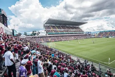 Una fotografía causó enojo en las dos aficiones más grandes del fútbol costarricense