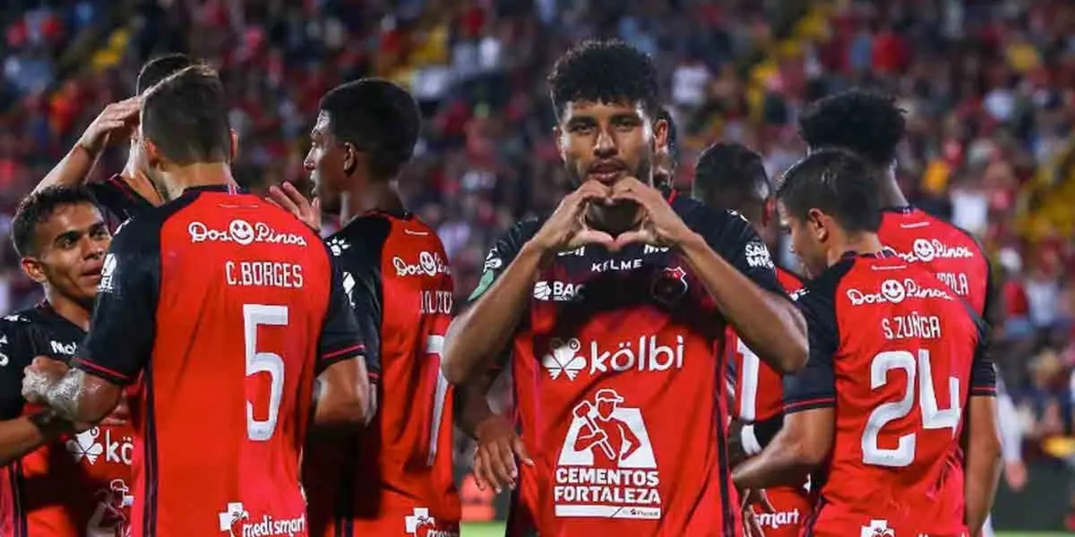 Uno de los defensores de Alajuelense al parecer tendrá que hacer las maletas.