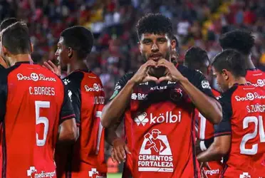 Uno de los defensores de Alajuelense al parecer tendrá que hacer las maletas.