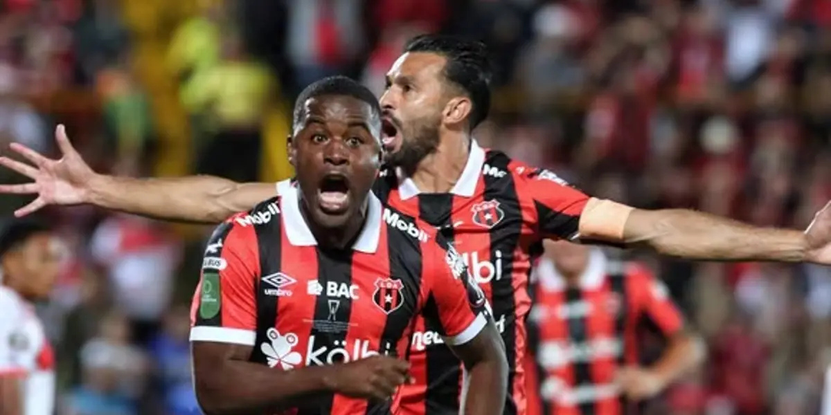 Varios exmorados levantan la mano para llevar el mandato