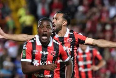 Varios exmorados levantan la mano para llevar el mandato