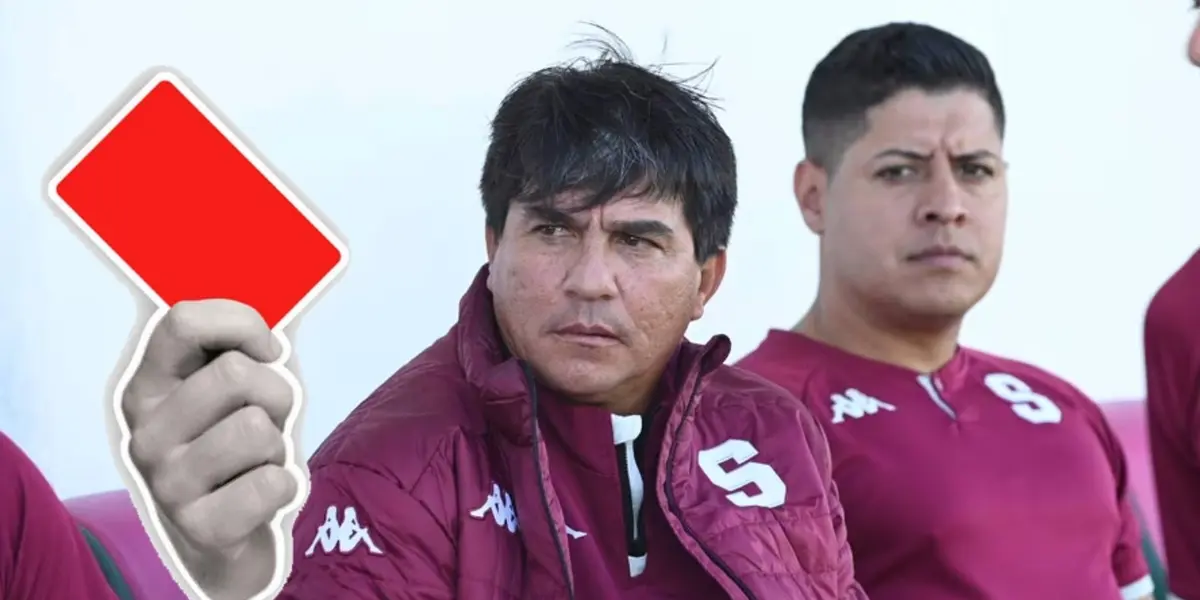 Vladimir Quesada al lado de una tarjeta roja de los árbitros. Foto: La Teja.