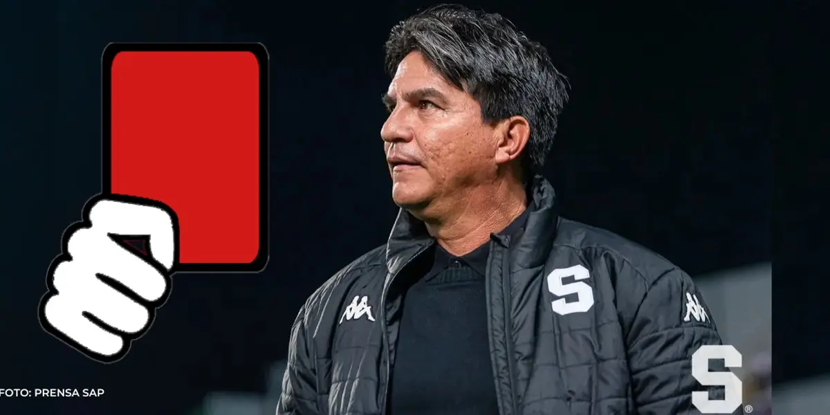 Vladimir Quesada, de Saprissa, y una tarjeta roja. Foto: prensa Saprissa.